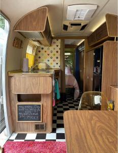 una cocina en una cabaña con mesa y fregadero en Amy The Airstream At Aloe Fjord en Vaal Marina