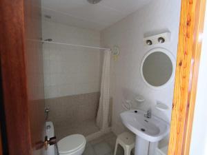 Koupelna v ubytování Perfecto apartamento cerca del mar, ¡Mascotas bienvenidas! WiFi gratis, aire acondicionado opcional - ES-184-41