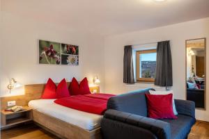 A bed or beds in a room at Studio Santnerblick Gfliererhof