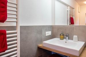 A bathroom at Studio Santnerblick Gfliererhof
