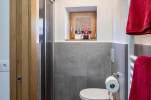 A bathroom at Studio Santnerblick Gfliererhof