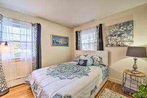 um quarto com uma cama e uma janela em Peaceful Maine Home with Patio Ocean Inlet Getaway! em Bath