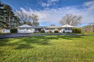 uma grande casa branca com um grande quintal em Peaceful Maine Home with Patio Ocean Inlet Getaway! em Bath