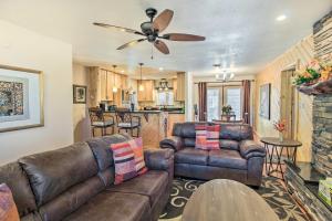 Gallery image of Kayaks Provided Lakefront Pinetop-Lakeside Cabin in Pinetop-Lakeside