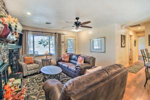 Gallery image of Kayaks Provided Lakefront Pinetop-Lakeside Cabin in Pinetop-Lakeside