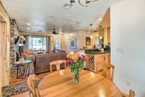 Gallery image of Kayaks Provided Lakefront Pinetop-Lakeside Cabin in Pinetop-Lakeside +19 photos