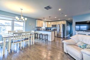 uma cozinha e sala de estar com uma mesa e um sofá em Walkable Seaside Heights Apt Near Beaches! em Seaside Heights