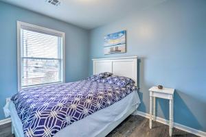 um quarto azul com uma cama e uma janela em Walkable Seaside Heights Apt Near Beaches! em Seaside Heights