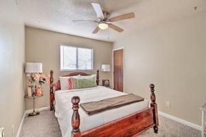Säng eller sängar i ett rum på Rio Rancho Home Less Than 14 Mi Old Town Albuquerque!