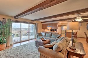 sala de estar con sofá y mesa en Charming Mountain Home Retreat with Lake Views!, en Mountain Home
