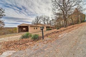 una casa sentada al costado de un camino en Charming Mountain Home Retreat with Lake Views!, en Mountain Home