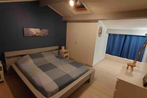 ein Schlafzimmer mit einem großen Bett und einem Fenster in der Unterkunft Gîte au cœur des vignes in Bourg-sur-Gironde