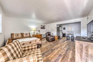 Khu vực ghế ngồi tại Billys Hide Out Studio 4 Mi to Race Track!