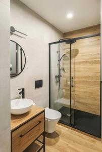 a bathroom with a shower and a toilet and a sink at Apartament Green Forest in Duszniki Zdrój