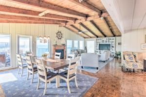 ein Esszimmer und ein Wohnzimmer mit einem Tisch und Stühlen in der Unterkunft Charming Galveston Home with Waterfront Deck! in Galveston
