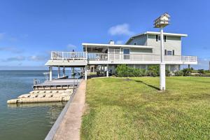 ein großes Haus am Wasser mit einem Dock in der Unterkunft Charming Galveston Home with Waterfront Deck! in Galveston