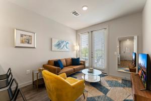 sala de estar con sofá y mesa en Luxury Central Apts - Free Parking, Gym, Fast WiFi, en Austin
