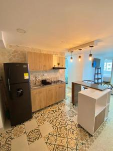 eine Küche mit einem schwarzen Kühlschrank und einer Theke in der Unterkunft Apartamento frente al mar en Cartagena in Cartagena de Indias