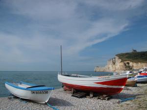 a group of boats sitting on the beach at Chambres d'hôtes Villa l'espérance in Étretat