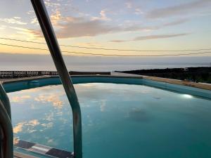 una piscina con vista sull'oceano di Casa Cucú a Puerto