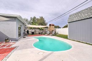 ein kleiner Pool im Hinterhof eines Hauses in der Unterkunft Sun-Kissed Largo Escape Private Pool and Patio in Largo