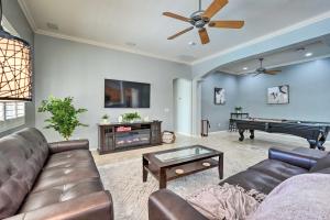 Χώρος καθιστικού στο Glendale Getaway with Outdoor Pool and Gas Grill!
