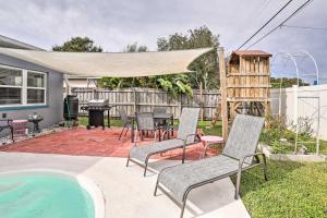 Un patio o zona al aire libre en Private Pool and Patio Sun-Kissed Largo Escape!