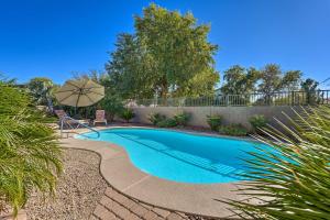 una piscina con sombrilla en un patio en Glendale Getaway with Outdoor Pool and Gas Grill!, en Glendale