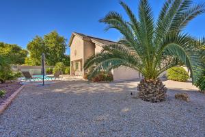 una palmera frente a una casa en Glendale Getaway with Outdoor Pool and Gas Grill!, en Glendale