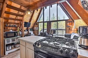 Kuchyň nebo kuchyňský kout v ubytování Cozy A-Frame with Hot Tub Near Arrowbear Lake!