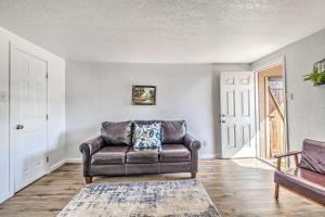 Imagen de la galería de Convenient Tom Picketts Cabin with Mtn View!, en Ruidoso Downs