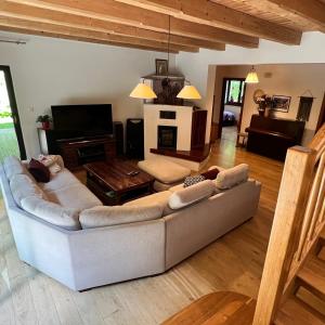 a living room with a couch and a television at Dom Puchacza in Lądek-Zdrój