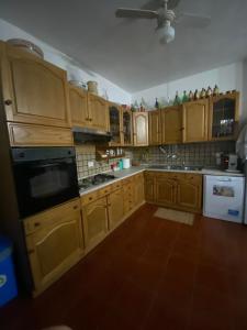 A kitchen or kitchenette at Casa a mare