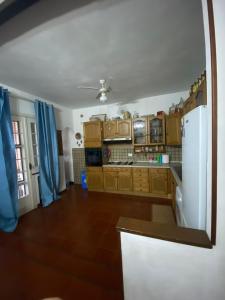 A kitchen or kitchenette at Casa a mare
