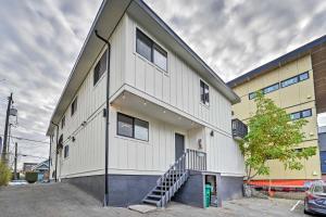 ein weißes Gebäude mit einer Treppe auf einem Parkplatz in der Unterkunft Cozy Seattle Apt in Ballard about 7 Mi to Dtwn! in Seattle