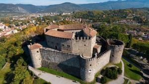 una vista aerea di un castello in una città di Delizioso appartamento in centro a Gorizia