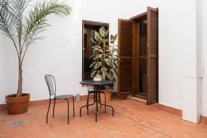 a patio with a table and chairs and plants at CASA PALACIO SUR in El Puerto de Santa María