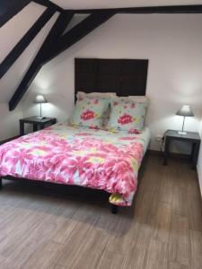 - une chambre avec un lit avec une couverture rose et 2 lampes dans l'établissement Le Nid de la Cathedrale, à Strasbourg