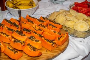 卡尚布的住宿－VOA Hotel Caxambu，一张桌子,上面有一盘带水果的食物