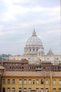 ローマにあるLa Casa Romanaの大聖堂を背景にした建物