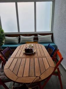 - une table en bois avec des chaises et un bol sur le dessus dans l'établissement Modern studio apartment A, à Athènes