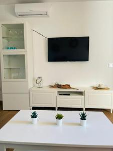 Televízia a/alebo spoločenská miestnosť v ubytovaní Tríplex Cruz del Mar Beach, Apartamentos Living Sur + 18 fotografií