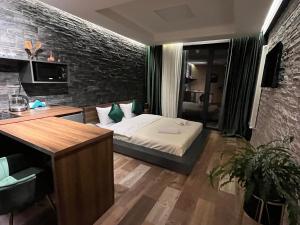 Postel nebo postele na pokoji v ubytování Sauna Royal Suite + 18 fotografií