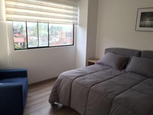 Habitación pequeña con cama y ventana en Macondo-Habitación zona céntrica, en pleno corazón, en Bogotá