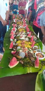 uma mesa longa com um monte de comida em Riverside at Aninuan Accommodation and Food em Puerto Galera