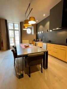 a kitchen with a table and chairs in a room at Le Show Room in Auxerre