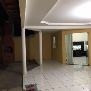 salon z białym sufitem i kolumnami w obiekcie Casa Park Massangano w mieście Petrolina