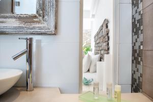 a bathroom with a sink and a mirror at H2otel By LD Hotel Boutique in La Mira