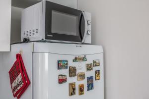 een magnetron bovenop een koelkast met magneten bij Apartman BeBe in Zagreb