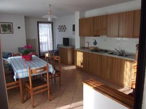 Кухня или мини-кухня в Appartamenti Livio Tonidandel
